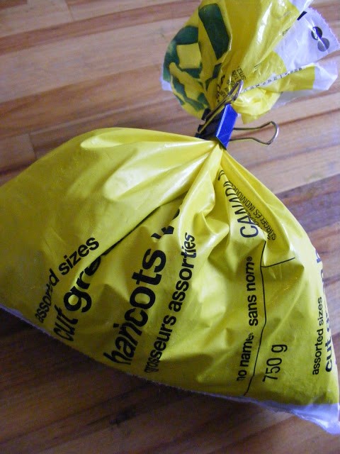 Image Via http://www.imperfecthomemaking.com/2013/04/a-million-great-uses-for-binder-clips.html?utm_source=feedburner&utm_medium=feed&utm_campaign=Feed:+ImperfectHomemaking+%28The+Complete+Guide+to+Imperfect+Homemaking%29